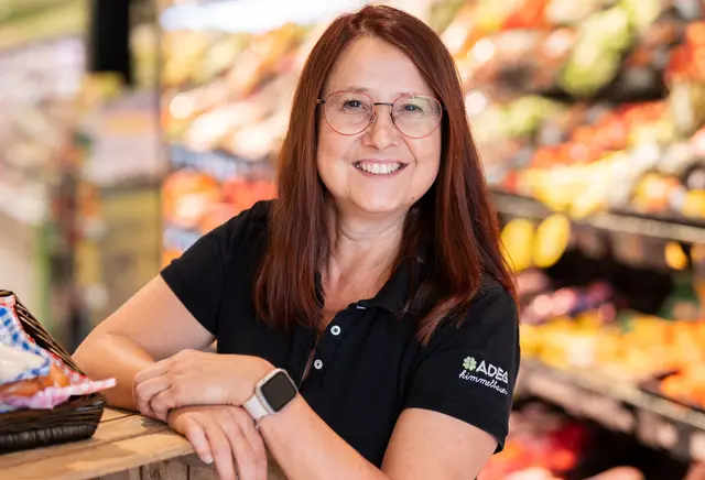 Seit fünf Jahren führt Bernadette Himmelbauer den Adeg-Markt in Unterweißenbach als selbstständige Kauffrau. | Foto: Rewe Großhandel GmbH/Adeg Himmelbauer