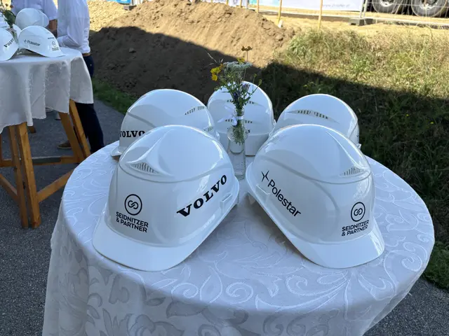 Helmpflicht auf der Baustelle. | Foto: Helmut Riedl/MeinBezirk