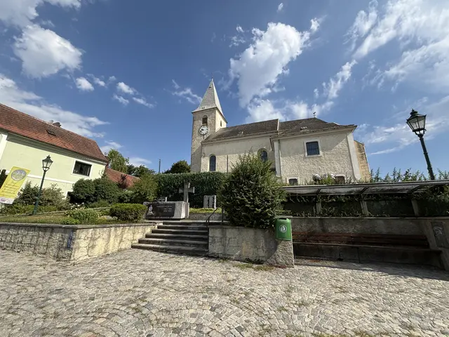 Aktuell lädt der Kirchenplatz nicht zum Verweilen ein. Das soll sich ändern. | Foto: Lauren Fahrenberger / MeinBezirk
