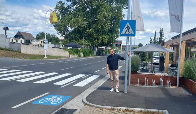Premstättens Ortschef Matthias Pokorn vor dem neuen Schutzweg zwischen dem Billa-Markt und der Bäckerei Sorger. | Foto: Marktgemeinde Premstätten