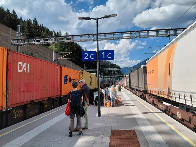 Viele Güterwagen, wir warten auf unseren Zug  | Foto: H.Bachinger
