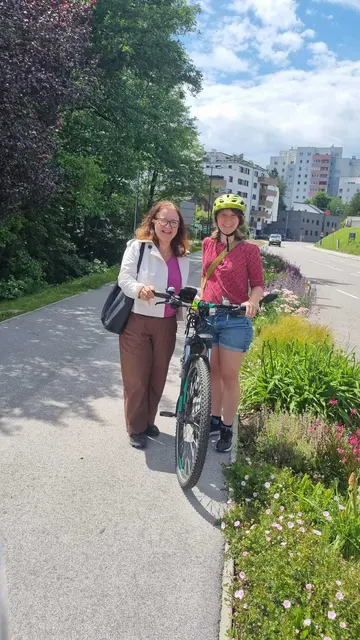 Die Vizebürgermeisterin mit Katja Bohländer von der Radlobby. Die Anrainerin freut sich jeden Tag über den Anblick des Staudenbeetes. | Foto: Ingrid Burtscher