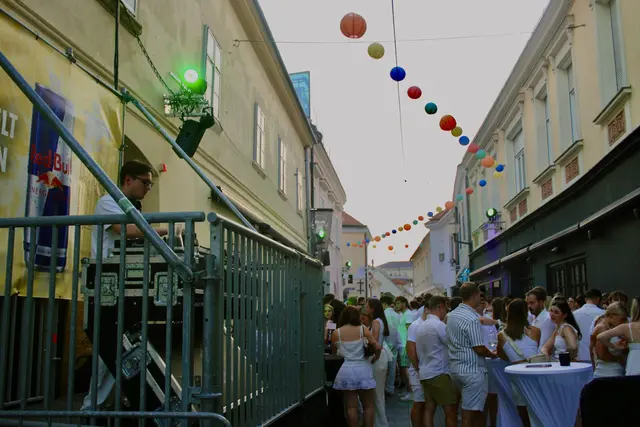 Bereits eine Stunde nach Start ist die Herrengasse gut gefüllt | Foto: Rebecca Cermak