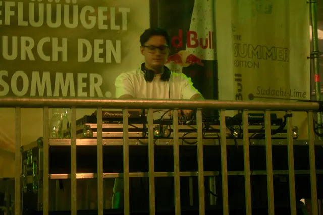 Der Live-DJ vesorgt die Besucher unter freiem Himmel mit heißen Beats. | Foto: Rebecca Cermak