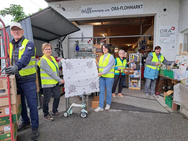 Das ehrenamtliche Team des ORA-Flohmarkt Andorf präsentiert einen Teil des bunten Warenangebots. | Foto: ORA international