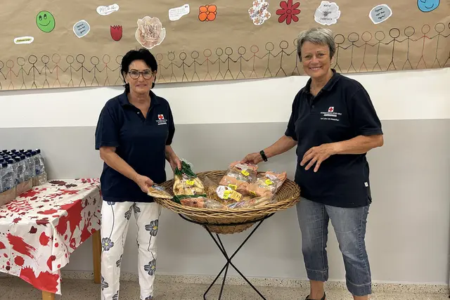 Die Rotkreuz-Markt-Mitarbeiterinnen Ingrid Herzog (li.) und Brigitte Kainrad vor dem kreativen Willkommens-Banner, das die Schüler der TNMS Sierning gestaltet haben. | Foto: OÖRK/Sylvia Thallmeier
