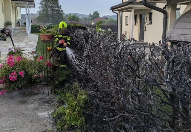 Drei Feuerwehren konnten den Brand rasch löschen und ein Übergreifen auf angrenzende Objekte verhindern.  | Foto: Freiwillige Feuerwehr Moosburg in Ktn.