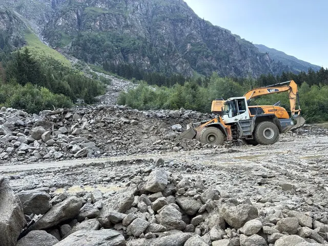 Zwei Murenabgänge haben am Mittwochabend die L16 Pitztalstraße bei Plangeroß auf einer Länge von jeweils rund 100 Metern mit Geröll- und Schlammmassen verschüttet und unpassierbar gemacht. | Foto: Land Tirol