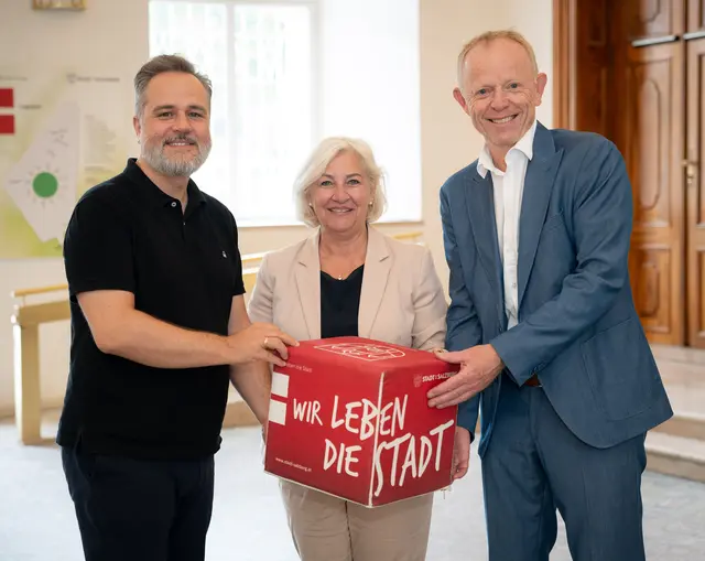 Neue Ausstellung in der Wolf-Dietrich-Halle im Schloss Mirabell. Im Bild: v.l.: Andreas Zwettler, Koordinator Bewohnerservicestellen; Sozialstadträtin Andrea Brandner; Michael König, Geschäftsführer Diakonie | Foto: Stadt Salzburg/Alexander Killer