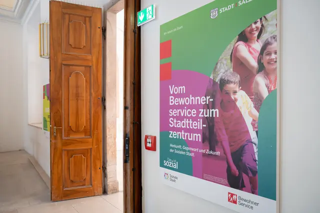 Die Ausstellung unter dem Titel „Vom Bewohnerservice zum Stadtteilzentrum – Herkunft, Gegenwart und Zukunft der Sozialen Stadt“ kann ab sofort in der Wolf-Dietrich-Halle besucht werden. | Foto: Stadt Salzburg/Alexander Killer