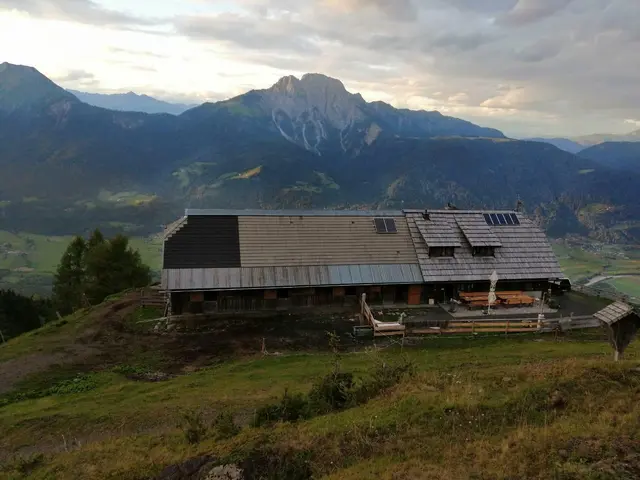 Almidylle mit Aussicht: Von der Gundersheimer Alm reicht der Blick bis zum Reißkofel. | Foto: Klaudia Buchacher