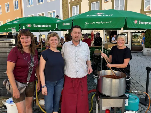 Auch Bettina Berndorfer, stellvertretende Geschäftsführerin vom Tourismusverband Donau-Oberösterreich (links) war zu Gast. Weiters am Foto: Das Hoteliers-Ehepaar Gaby und Stefan Schneebauer sowie Gemeinderätin Christine
Weissenberger. | Foto: Franz Gruber