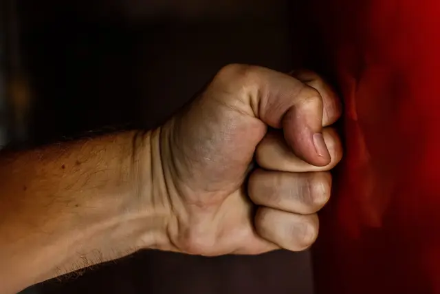 Handgemenge nach mutmaßlichem Diebstahl: Mitarbeiter und Passant hielten Verdächtigen an. | Foto: Pexels (Symbolbild)