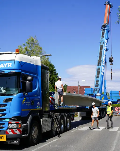 Ein Spezialkran war im Einsatz, die Hans-Kloeper-Allee war für den Verkehr gesperrt. | Foto: Stadtgemeinde Voitsberg/J. Reicher