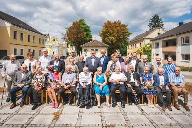 Stehend: Leopold Wieseneder, Christine Dier, Martin Steiner, Alfred Baumgartner, Maria Selhofer, Leopold Mayerhofer, Josef Doppler, Bürgermeister Leopold Gruber-Doberer, Maria Sturmlechner, Johannes Herzog, Barbara Hörhan, Johann Reiterlehner, Rudolf Lunzer, Erich und Gabriela Schieber
Sitzend: Alfred Dier, Elisabeth Steiner, Renate Baumgartner, Johann Selhofer, Alois und Rosina Riedl, Franz Sturmlechner, Engelbert Hörhan, Theresia Wimmer, Karl Höfler, Josef Fohringer | Foto: Gemeinde