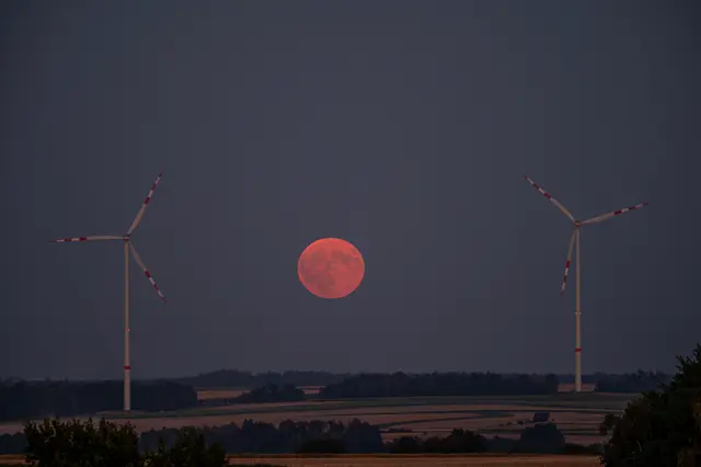 Zwei Windräder des Windparks Japons flankieren den aufgehenden Heumond.  | Foto: Markus Pufler
