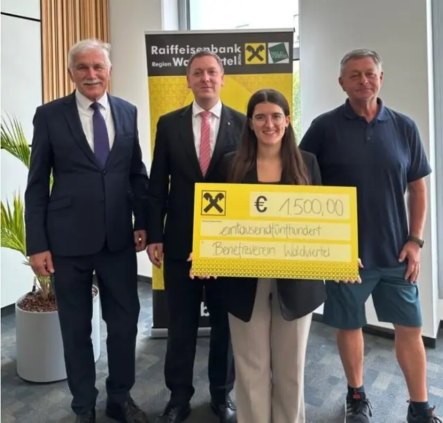 Gerhard Preiß (Obmann Raiffeisenbank Waldviertel Mitte) , Direktor Christoph Dorrer, Verena Bichl und Benefiz-Obmann Willi Stöcklhuber. | Foto: Benefizverein Waldviertel