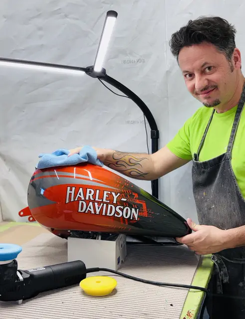 Martin Zuschnig ist seit zehn Jahren in seinem Atelier in St. Veit als Airbrush-Künstler tätig.  | Foto: Privat