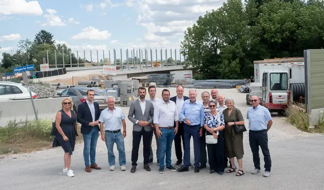 Anrainerinnen und Anrainer der Nestroystraße mit Bürgermeister Klaus Schneeberger (ÖVP) und Stadtrat LAbg. Philipp Gerstenmayer (FPÖ) sowie Vertretern der Stadt Wiener Neustadt, des Landes NÖ und der STRABAG beim Lokalaugenschein auf der Ringschluss-Baustelle. | Foto: Stadt Wiener Neustadt/Maurer