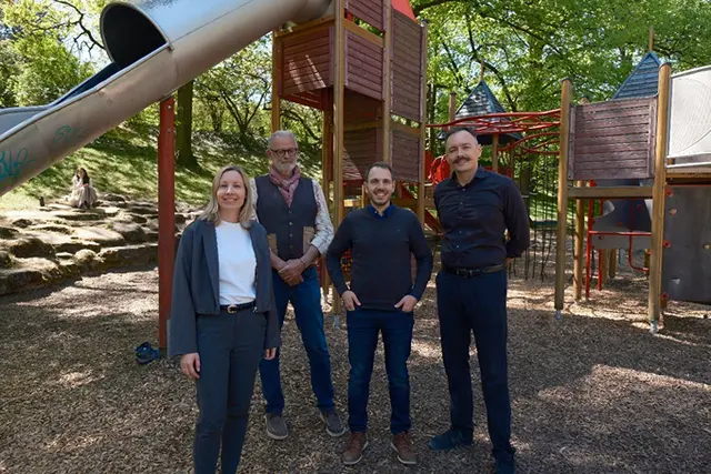 Ein neues Team setzt die Offensive tatkräftig um. Zu sehen beim Lokalaugenschein am Spielplatz Bauernbergpark, v.l.n.r.: Vizebürgermeisterin Karin Leitner (SPÖ), Bernhard Ofenböck (Bereichsleiter Spielplätze), Jürgen Weingartner (Abteilungsleiter Sport-, Spiel- und Bewegungsförderung), Ulrich Püschel (Direktor Gesundheit und Sport). | Foto: Patrick Kary