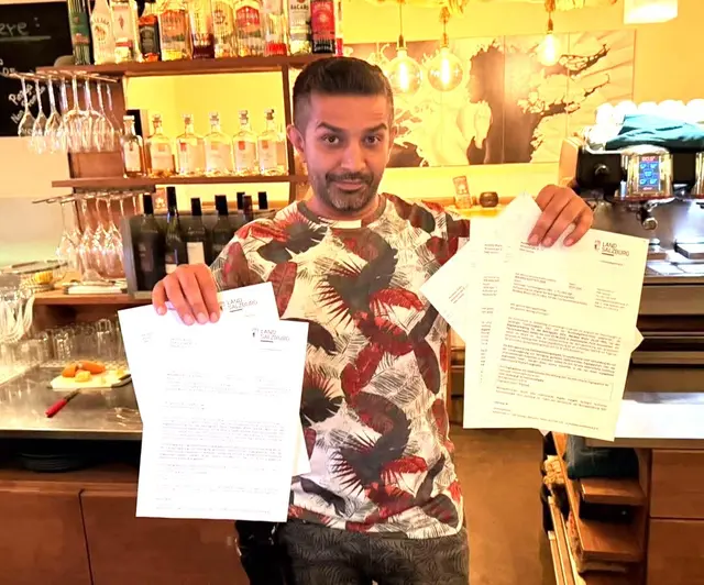 Mandi Bhatti mit dem Schreiben vom Landesabgabenamt. | Foto: Bhatti