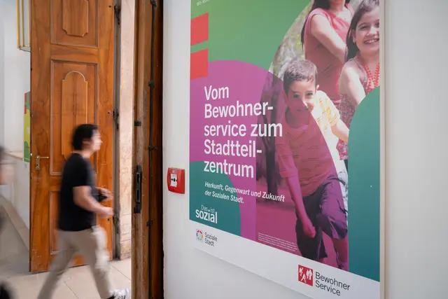 Die Ausstellung unter dem Titel „Vom Bewohnerservice zum Stadtteilzentrum – Herkunft, Gegenwart und Zukunft der Sozialen Stadt“ kann ab sofort in der Wolf-Dietrich-Halle besucht werden. | Foto: Stadt Salzburg/Alexander Killer