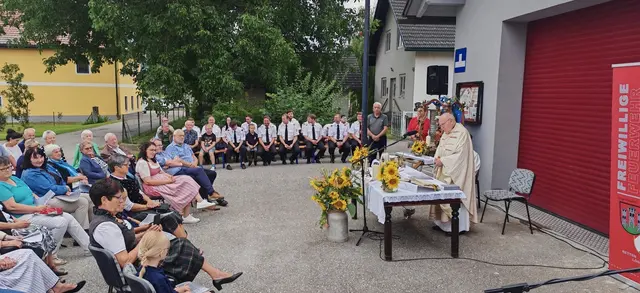 Im Rahmen der Heiligen Messe zum Annakirchtag der Freiwilligen Feuerwehr St. Georgen am Weinberg führte Pfarrer Anton Granitzer die Traktorsegnung durch. | Foto: FF St. Georgen am Weinberg