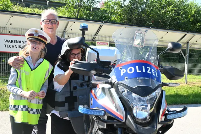 Die Polizei lud die Besucherinnen und Besucher ein, das Polizeimotorrad mitsamt Blaulicht auszuprobieren. | Foto: Riedler/Gewolf
