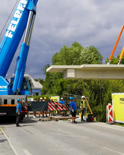 Mit einem Spezialkran wurde das Fertigteil über die Kainach gespannt, | Foto: Stadtgemeinde Voitsberg/J. Reicher