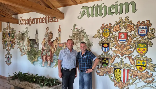 Dienststellenleiter Walter Reich und Landtagsabgeordneter David Schiessl vor der Wandmalerei der Strassenmeisterei Altheim. | Foto: FPÖ Bezirk Braunau