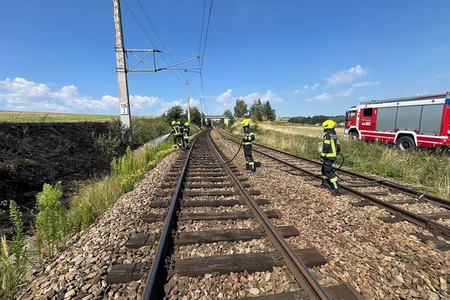 Die Feuerwehren bekämpfen das Feuer an der Franz Josefs-Bahn im Waldviertel. | Foto: FF Waidhofen/Thaya