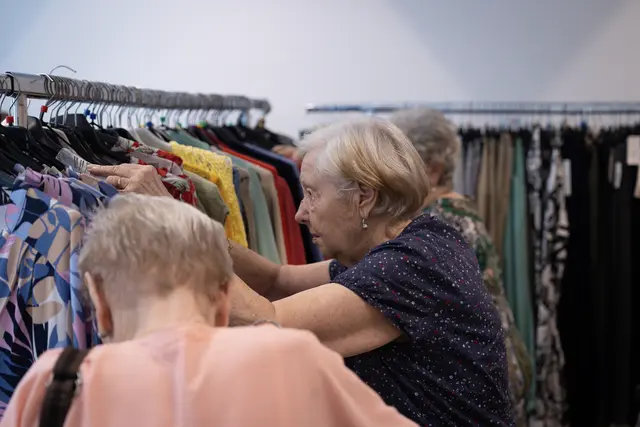 "Ich finde es besonders praktisch, dass wir die Kleidung direkt hier im Tageszentrum anprobieren können. Und wenn einem etwas gefällt, kann man es gleich mitnehmen", erzählt eine der Besucherinnen. | Foto: FSW