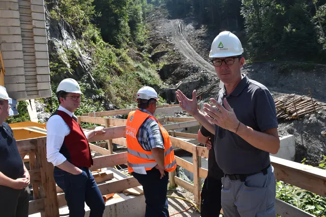 Gebhard Walter von der WLV erklärte die Baustelle im Detail.  | Foto: Haun