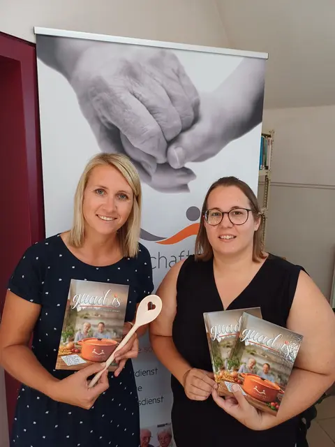 Sabrina Nadler (Loipersdorf Kitzladen) und Simone Graf (Markt Allhau) freuen sich über das druckfrische Kochbuch "guad is" | Foto: Nachbarschaftshilfe Plus