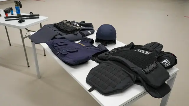 Die Schutzausrüstung in der Standardvariante (Mitte), zu sehen etwa bei Einsätzen in Waffenverbotszonen. Sie soll vor Stichen schützen. Rechts die hartgepanzerte Ausführung für die Wega. | Foto: Andreas Pölzl/MeinBezirk