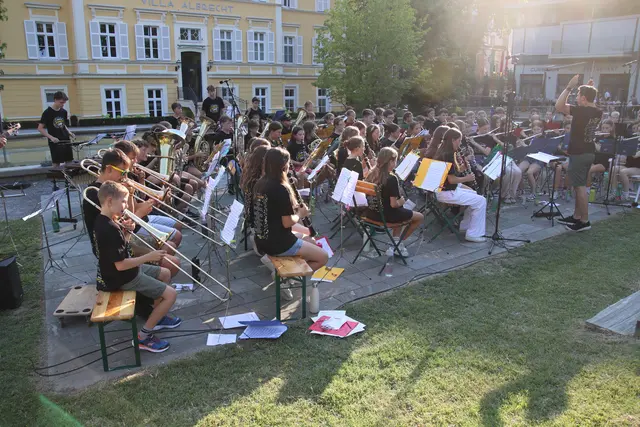 Die Jungmusiker präsentierten im Bad Gleichenberger Kurpark ein breites Programm. | Foto: MeinBezirk/Herwig Brucker