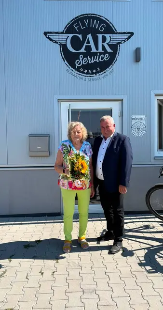 Jubilarin Veronika Schwarz und Gratulant Bernhard Karnthaler. | Foto: Marktgemeinde Lanzenkirchen