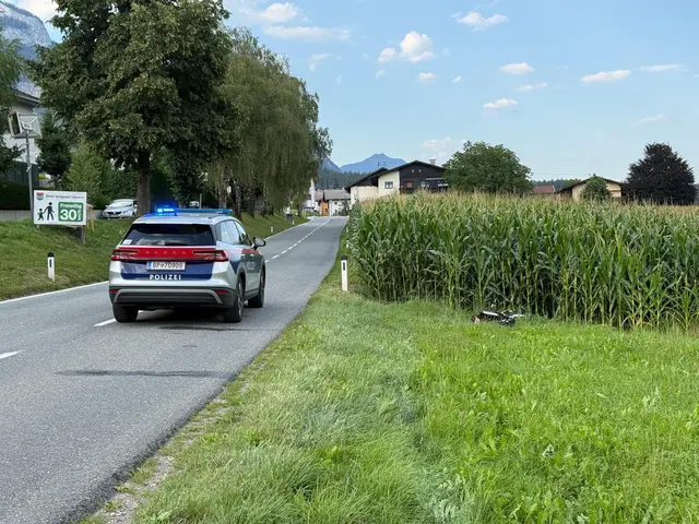 Die Polizei ermittelt die Ursache des Verkehrsunfalls auf der Unterinntaler Landesstraße. | Foto: ZOOM.TIROL