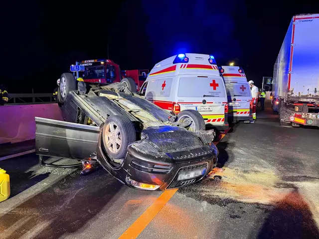 Auf der Pyhrnautobahn kam es Donnerstag in den frühen Morgenstunden zu einem schweren Verkehrsunfall. Ein Autofahrer fuhr auf einen Lkw auf und überschlug sich. | Foto: FF Mautern/Riemelmoser
