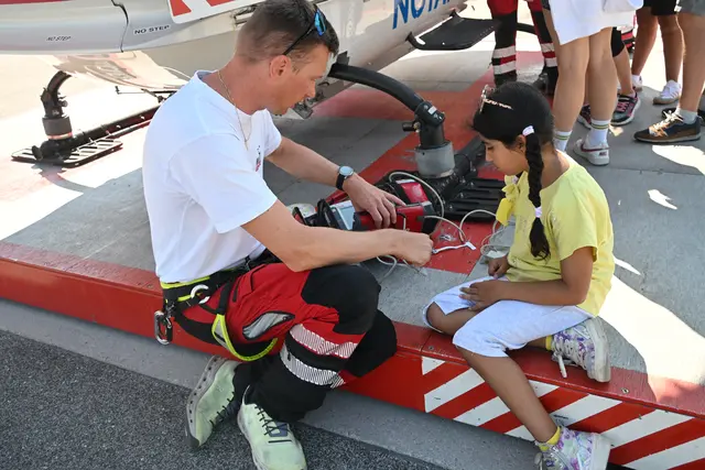 Auch Notärztinnen und Ärzte sowie Flugretterinnen und Retter gaben den Kindern und Jugendlichen spannende Infos und erklärten ihre Arbeit. | Foto: Riedler/Gewolf