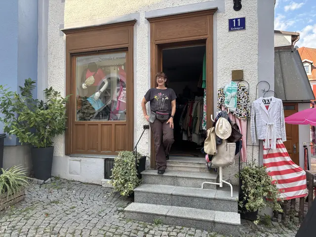 Stephanie Helsel vor ihrem Laden "Zwoads Gwand" in Schärding, den sie 2023 eröffnet hat. | Foto: Meinbezirk/Michelle Bichler