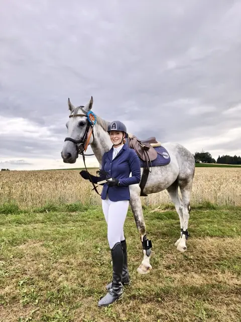 Kristina Zachbauer siegte mit ihrer Stute "Cassita Belle" beim 115-Zentimeter-Springen in Waizenkirchen.  | Foto: RBBS