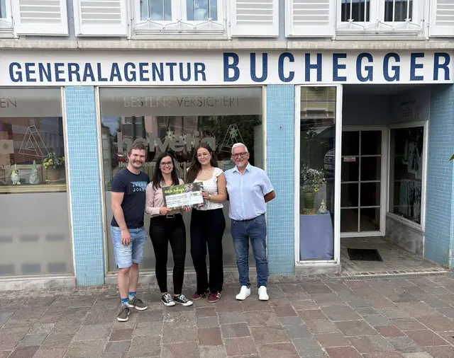 V. l.: Kpm. Manuel Breitenbrunner, Obfrau Gabriele Weninger und Jugendreferentin Elisa Gremis ( alle Musikkapelle Pinggau) mit Josef Buchegger (Generalagent Region Süd bei Helvetia). | Foto: helvetia