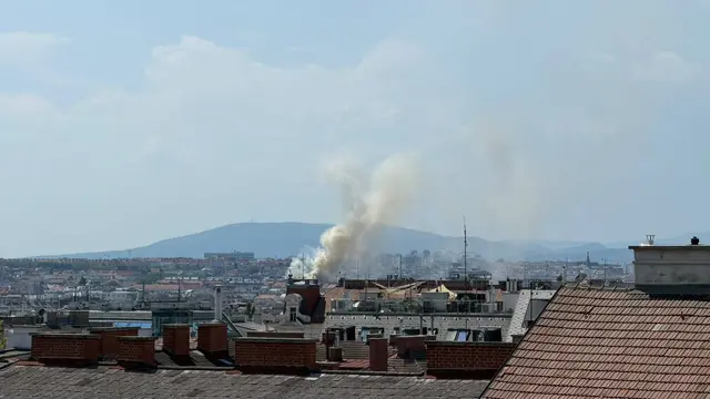 Am frühen Donnerstagvormittag kommt es zu einem Großeinsatz der Feuerwehr aufgrund eines Dachbrandes. | Foto: zVg