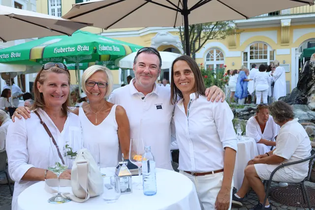 Auch Bezirkspolizeikommandantin Birgit Geitzenauer schaute am garser Hauptplatz vorbei (rechts). | Foto: Elisabeth Grassler