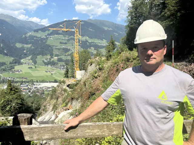Josef Luxner (Bautruppleiter) und 8 weitere Männer sind mit der Umsetzung des Projektes betraut.  | Foto: Haun