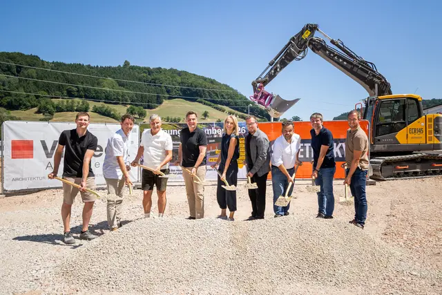 Dominik Kogler (Bauleiter Hochbau bei
Swietelsky), Martin Helm (Baudirektor
Waidhofen/Ybbs), Peter Engelbrechtsmüller
(Stadtrat Waidhofen/Ybbs), Werner Krammer
(Bürgermeister Waidhofen a.d. Ybbs), Marleen
Viereck (Viereck Architekten), Michael Targler
(Construction McDonald’s Österreich), Christof
Aichholzer (Projektleiter bei Swietelsky), Hubert
Hebesberger (Projektleiter Viereck Architekten)
und Thomas Geiblinger (Projektleiter Tiefbau
Swietelsky). | Foto: McDonald’s Österreich