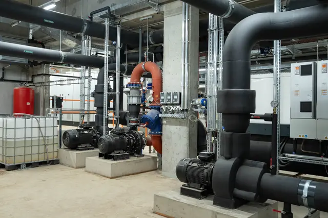 Im vergangenen Sommer hat das städtische Energieunternehmen in der neuen Fernkältezentrale MedUni Campus (9. Bezirk, Mariannengasse) zum ersten Mal einen Eisspeicher ins Leben gerufen. | Foto: Sade Jerabek/MeinBezirk