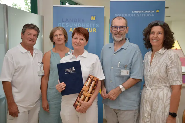 Ärztlicher Standortleiter Hermann Reiter, stellv. Pflegedirektorin Doris Fidi, Martha Fronhofer, Pflegedirektor Andreas P. Lausch und kfm. Standortleiterin Sonja Schindler (v.l.) | Foto: Landesklinikum Waidhofen/Thaya