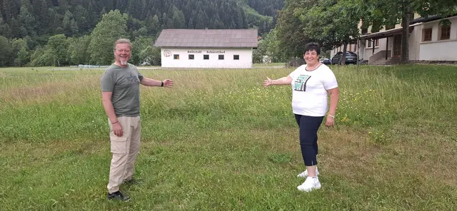 




Vizebürgermeister Alexander Altersberger und Gemeinderätin Monika Mitter besichtigen den Standort, an dem das neue Enzianplatzerl entstehen wird. Mit dem Projekt wird ein neuer Begegnungsort für Jung und Alt sowie für Gäste der Gemeinde Reichenau geschaffen. | Foto: Monika Mitter